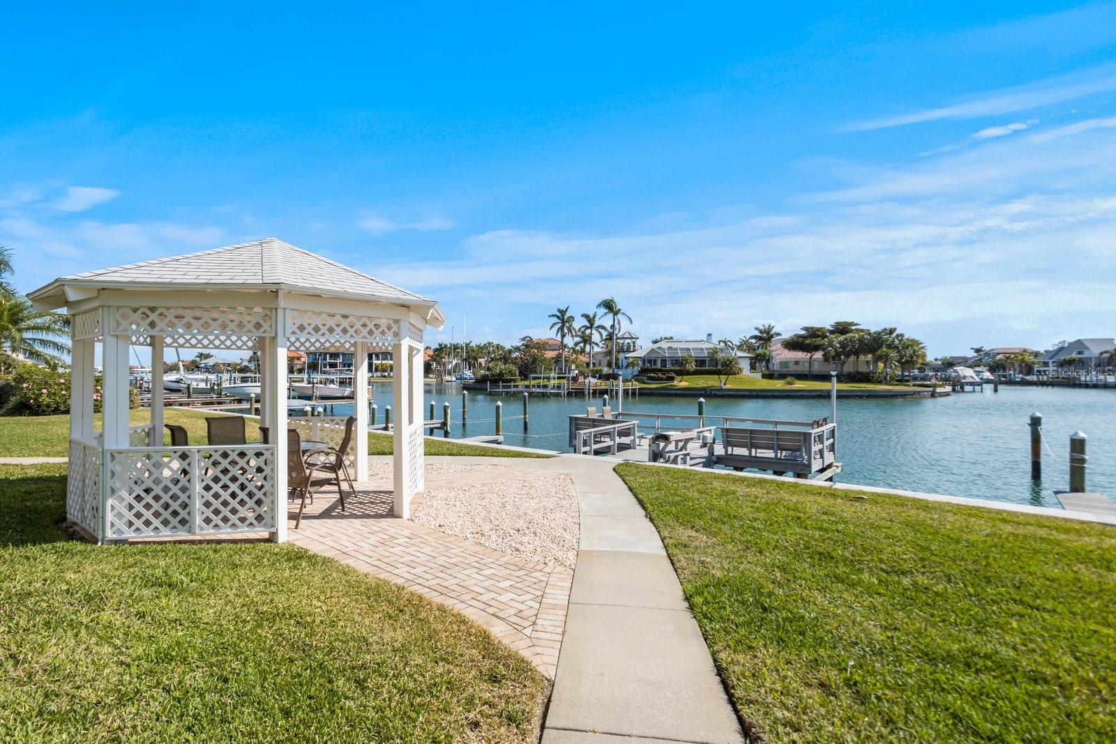 Listing photo id 25 for 719 Pinellas Bayway S 110