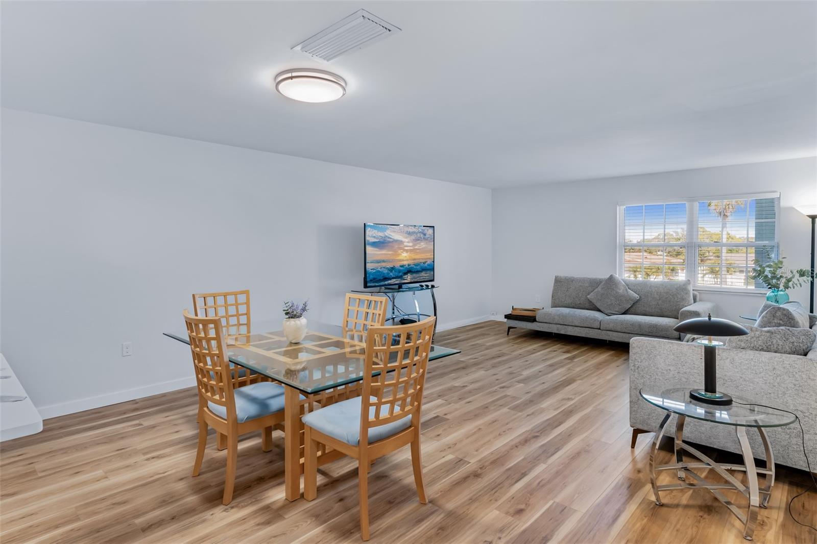 Image 14 of 55 For 701 Poinsettia Road 208