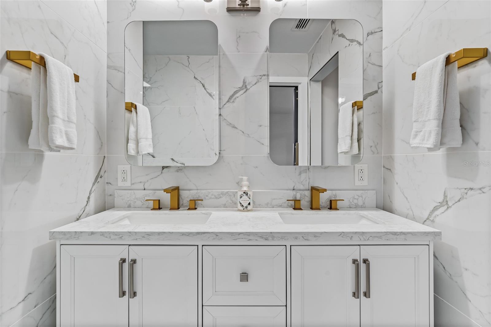 Image 19 of 55 For 701 Poinsettia Road 208