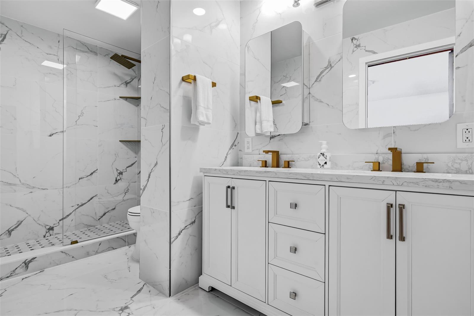 Image 21 of 55 For 701 Poinsettia Road 208