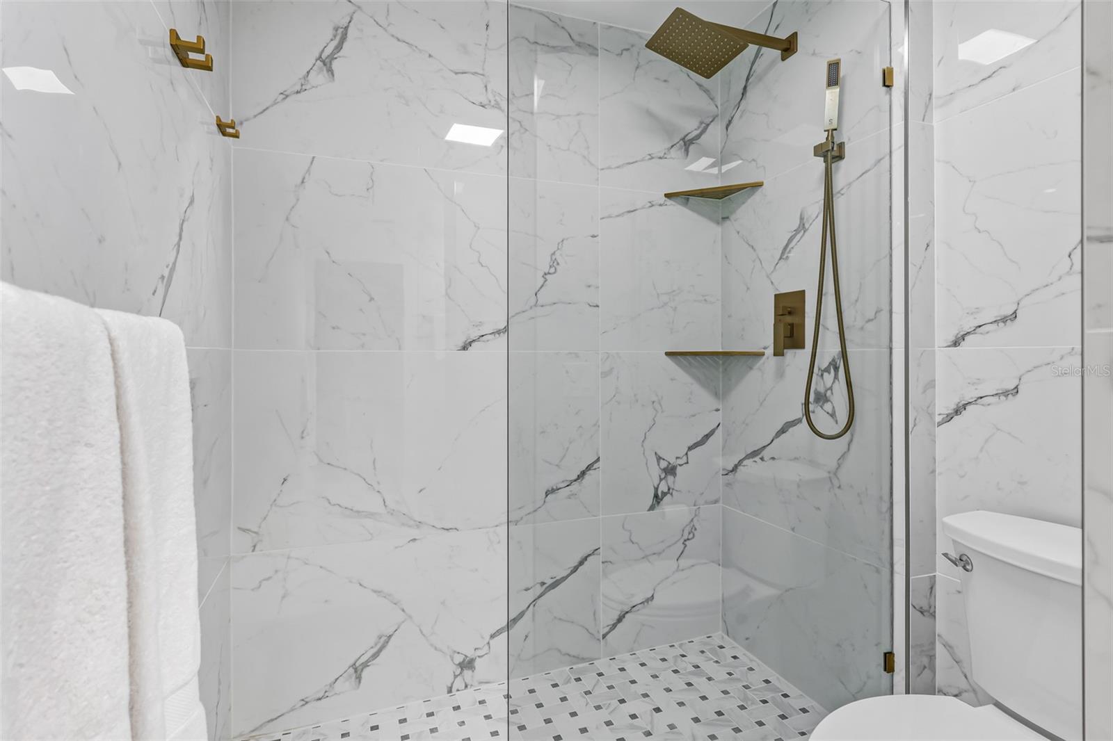 Image 22 of 55 For 701 Poinsettia Road 208