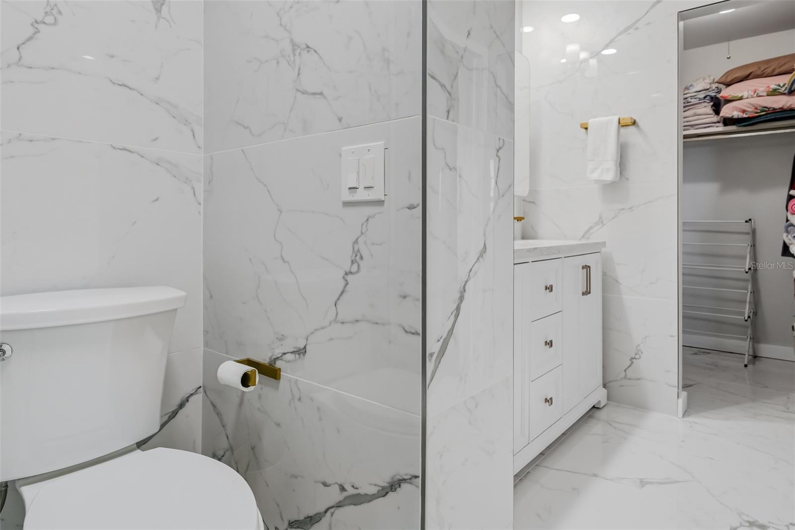 Image 23 of 55 For 701 Poinsettia Road 208