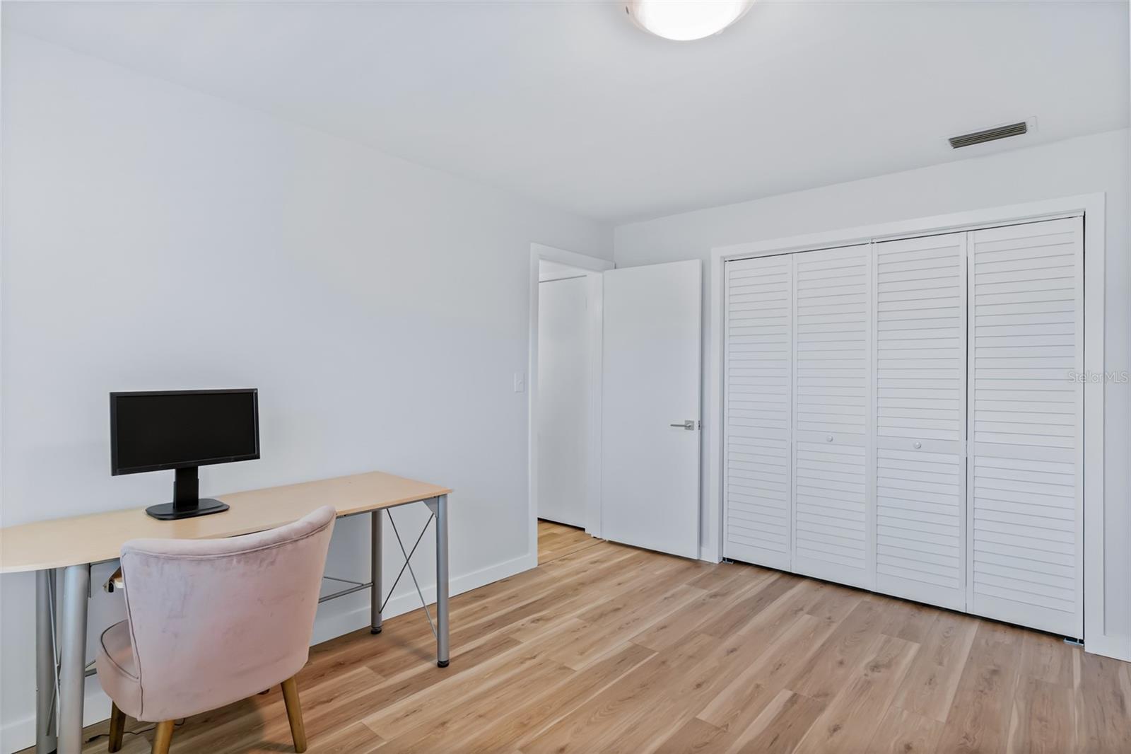 Image 34 of 55 For 701 Poinsettia Road 208