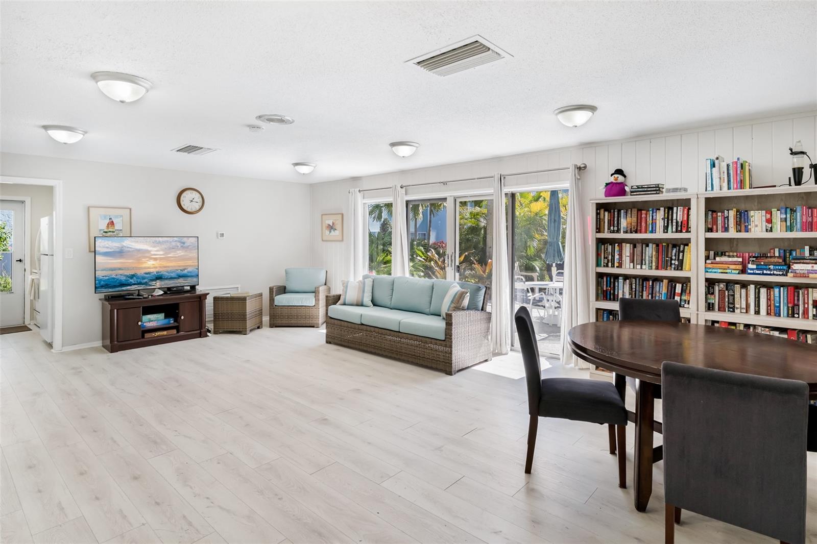 Image 46 of 55 For 701 Poinsettia Road 208