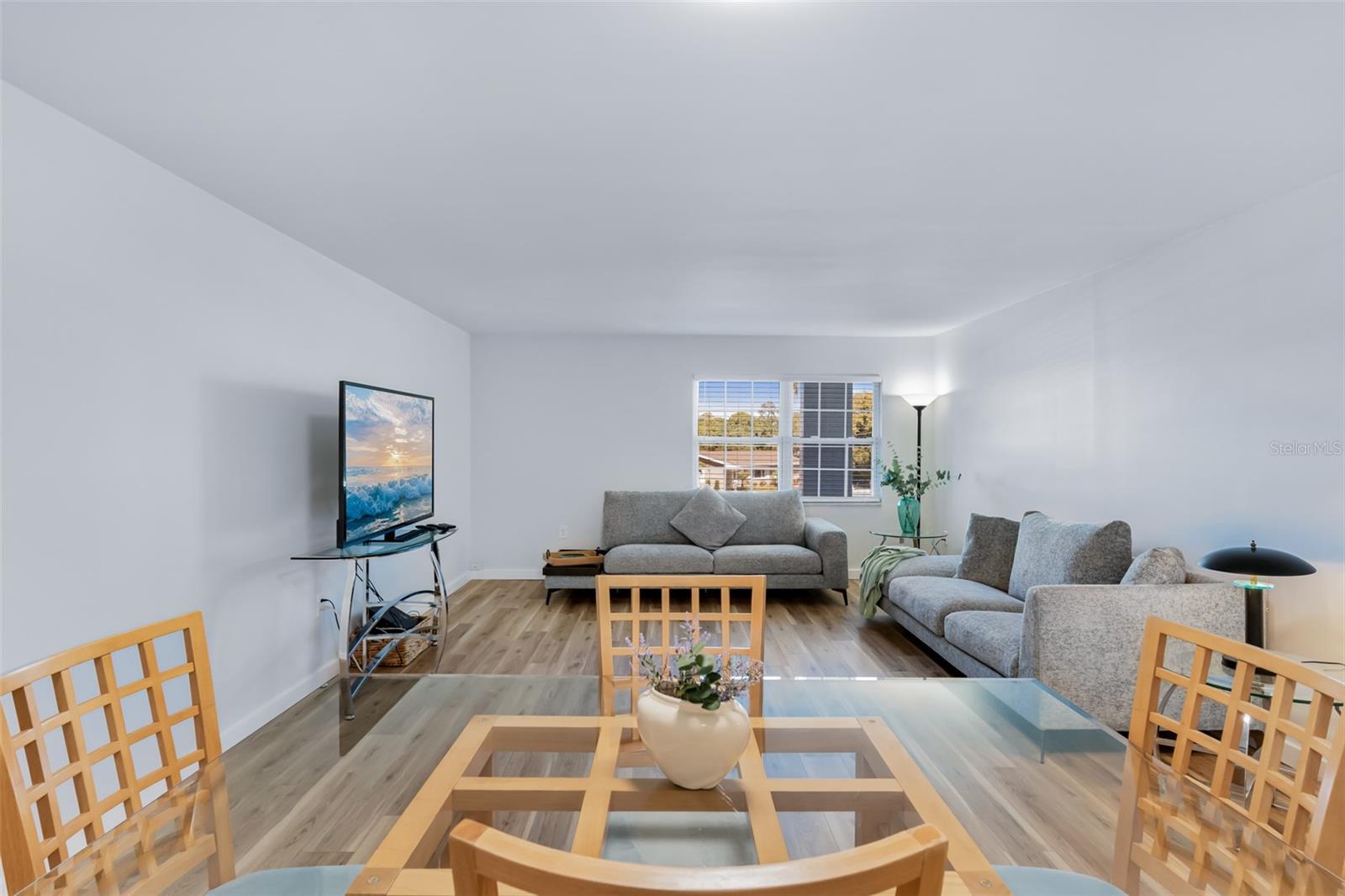 Image 9 of 55 For 701 Poinsettia Road 208