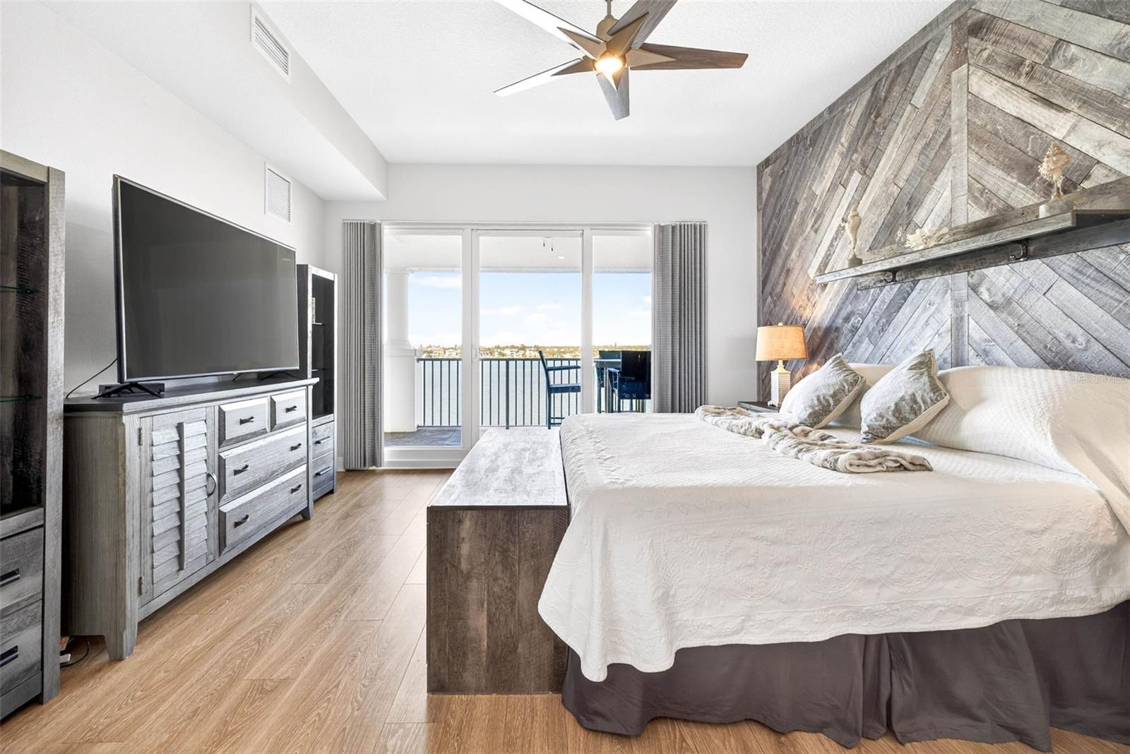 Listing photo id 25 for 17717 Gulf Boulevard 401