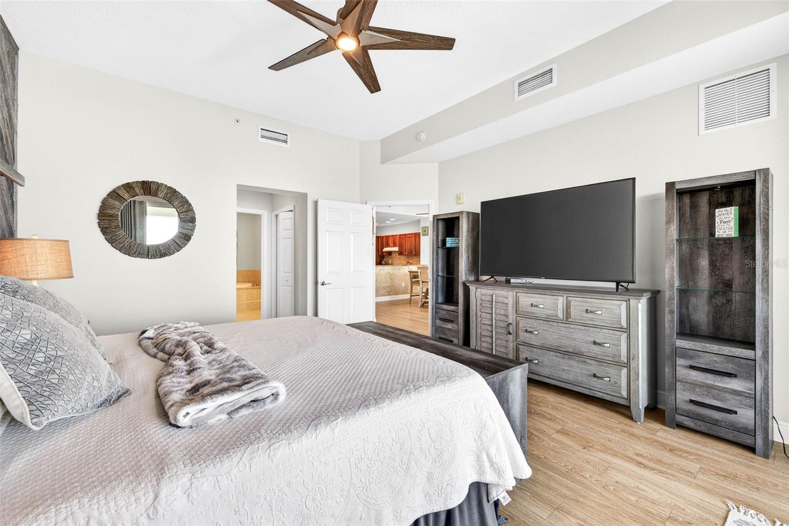 Listing photo id 26 for 17717 Gulf Boulevard 401