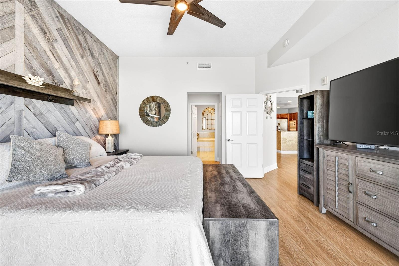 Listing photo id 27 for 17717 Gulf Boulevard 401