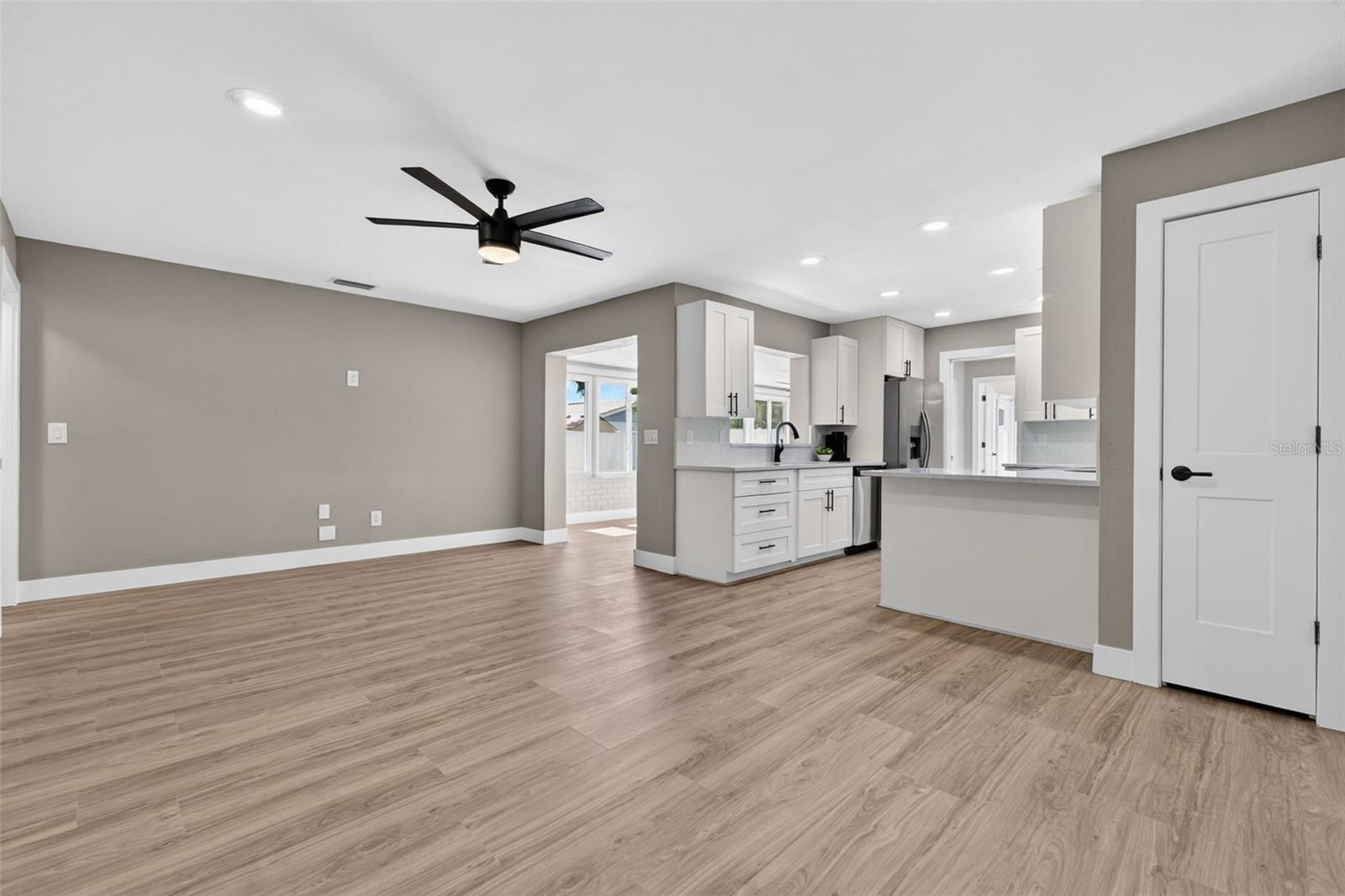 Image 9 of 63 For 2161 Wateroak Drive N