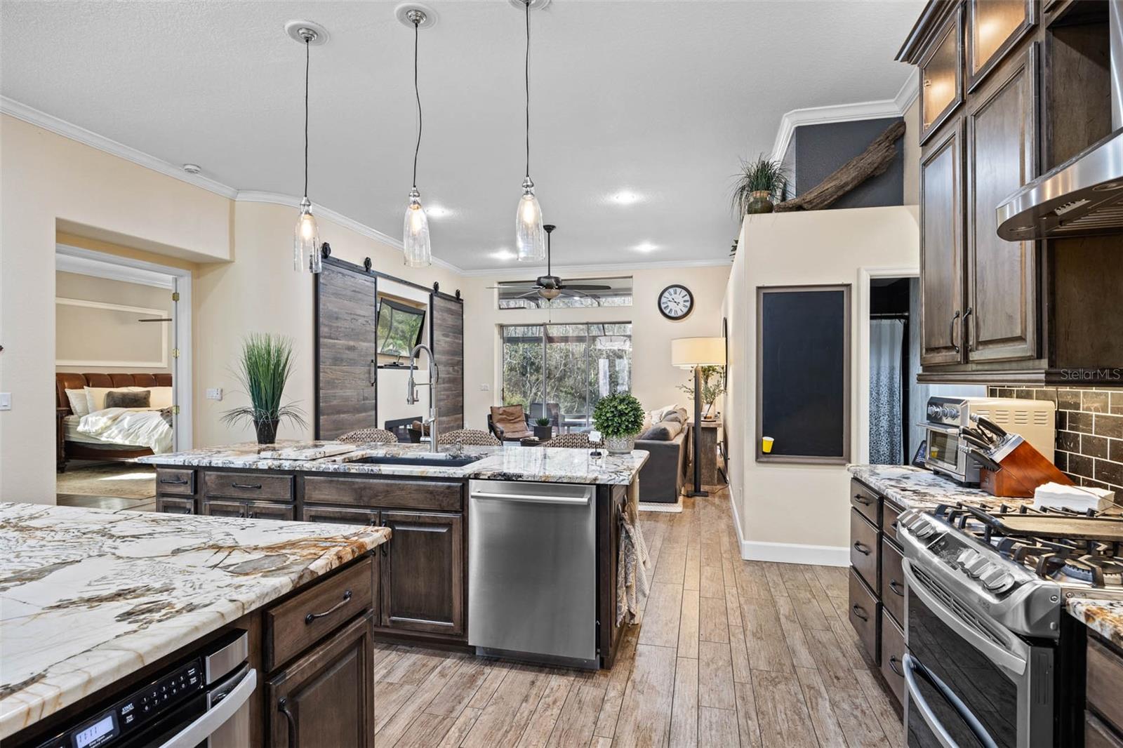 Image 12 of 50 For 19817 Glazing Globe Lane