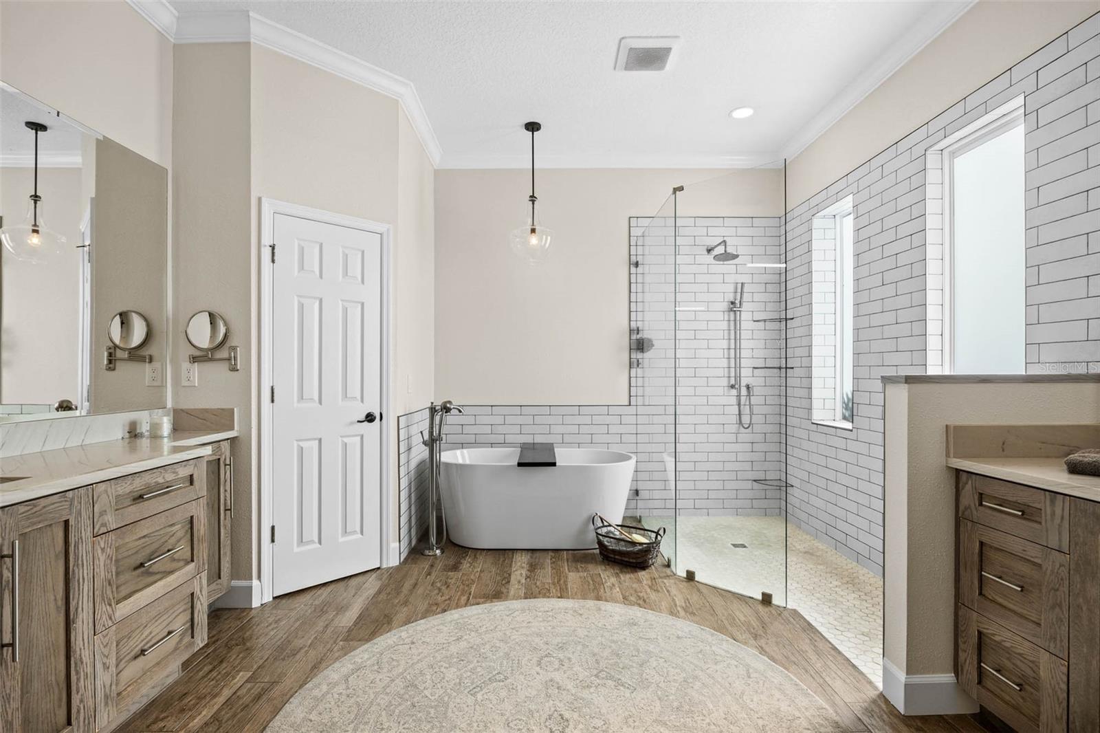 Image 21 of 50 For 19817 Glazing Globe Lane