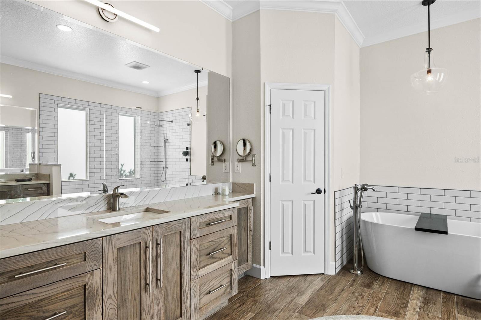 Image 22 of 50 For 19817 Glazing Globe Lane