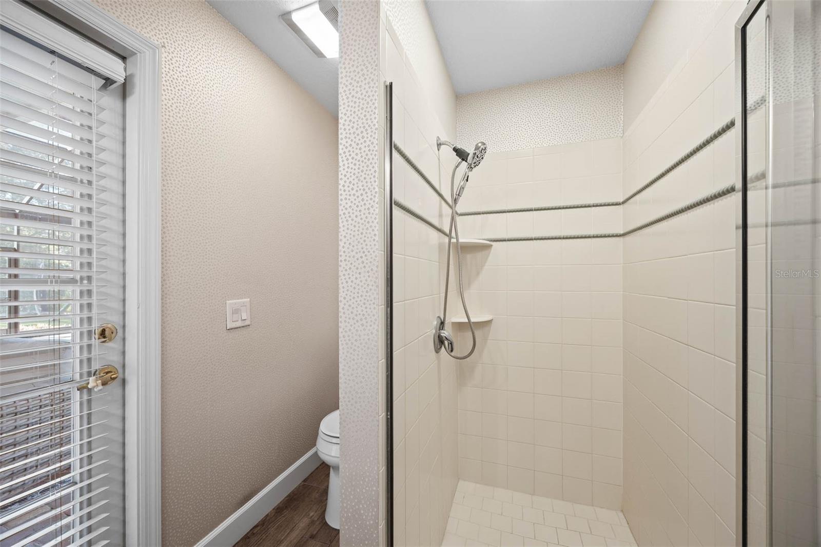 Image 27 of 50 For 19817 Glazing Globe Lane