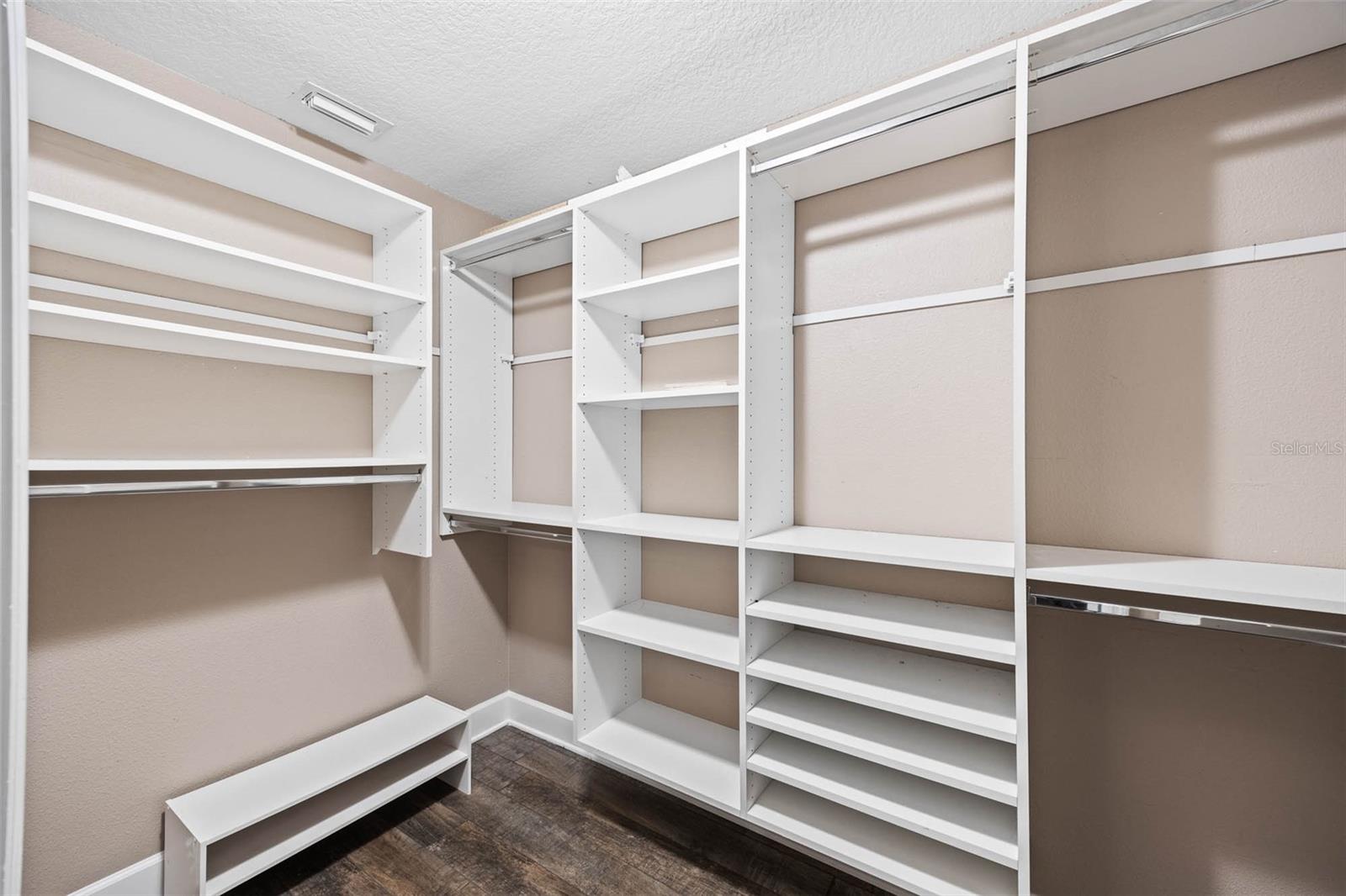 Image 28 of 50 For 19817 Glazing Globe Lane