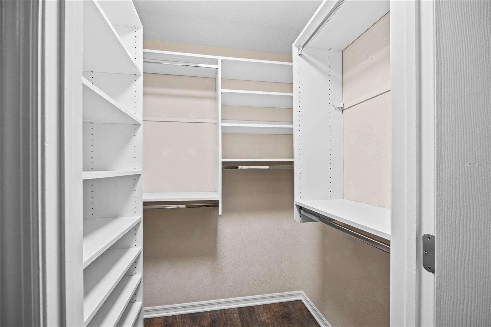 Image 32 of 50 For 19817 Glazing Globe Lane