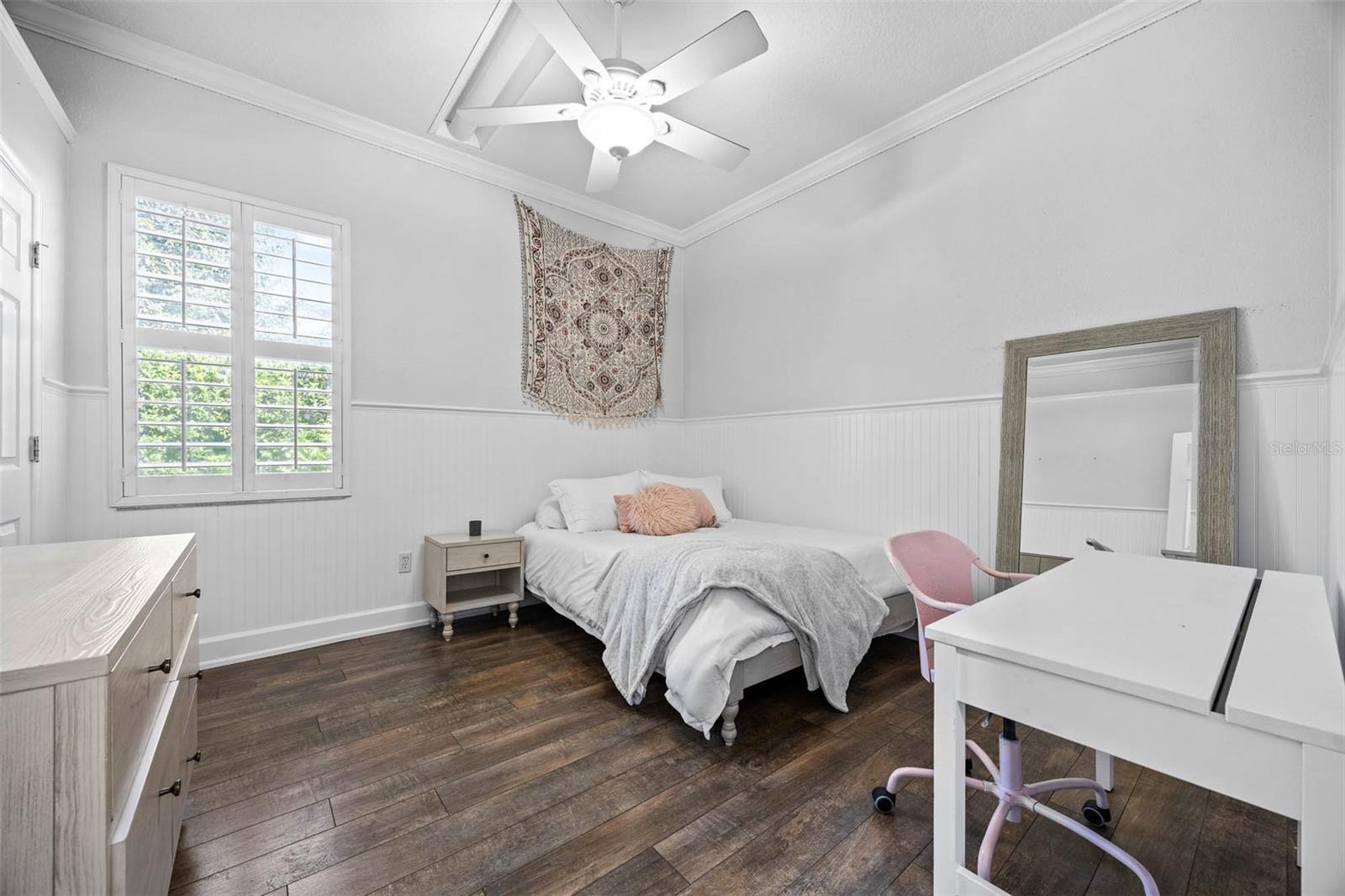 Image 33 of 50 For 19817 Glazing Globe Lane