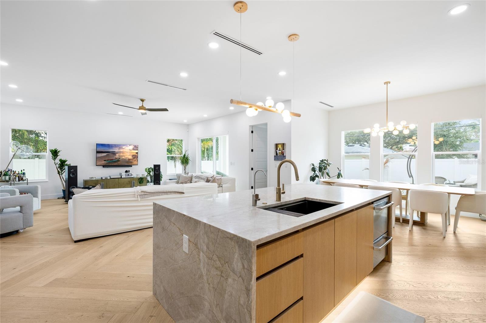 Listing photo id 12 for 910 West Street