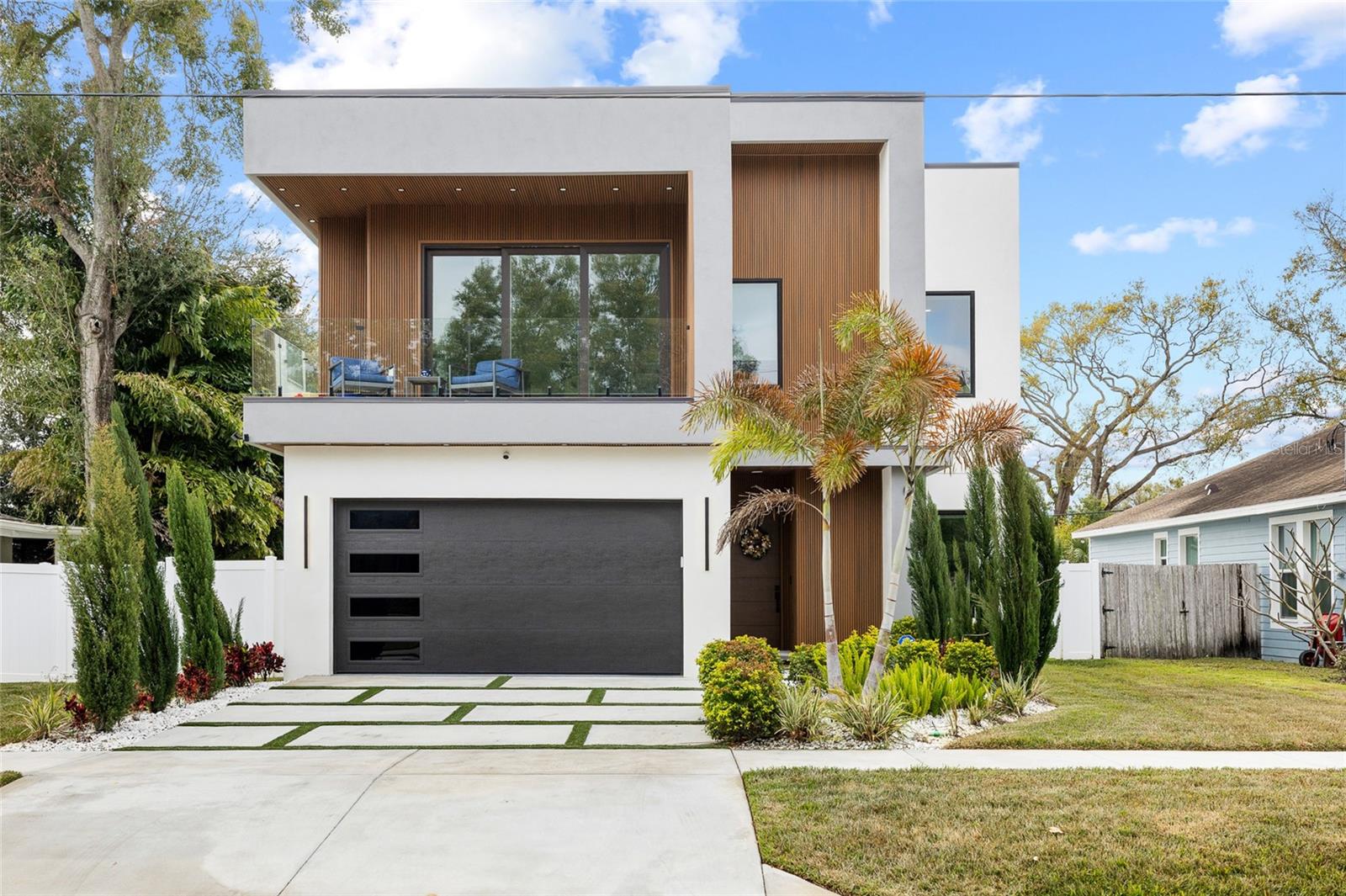 Listing photo id 0 for 910 West Street