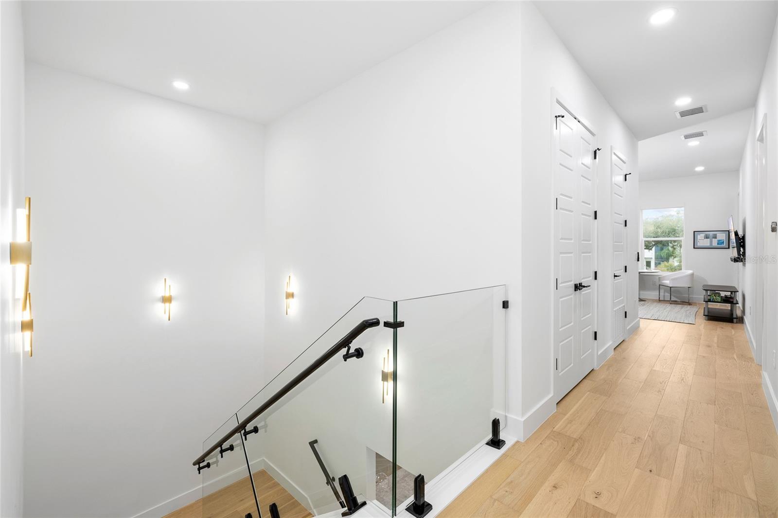 Listing photo id 19 for 910 West Street