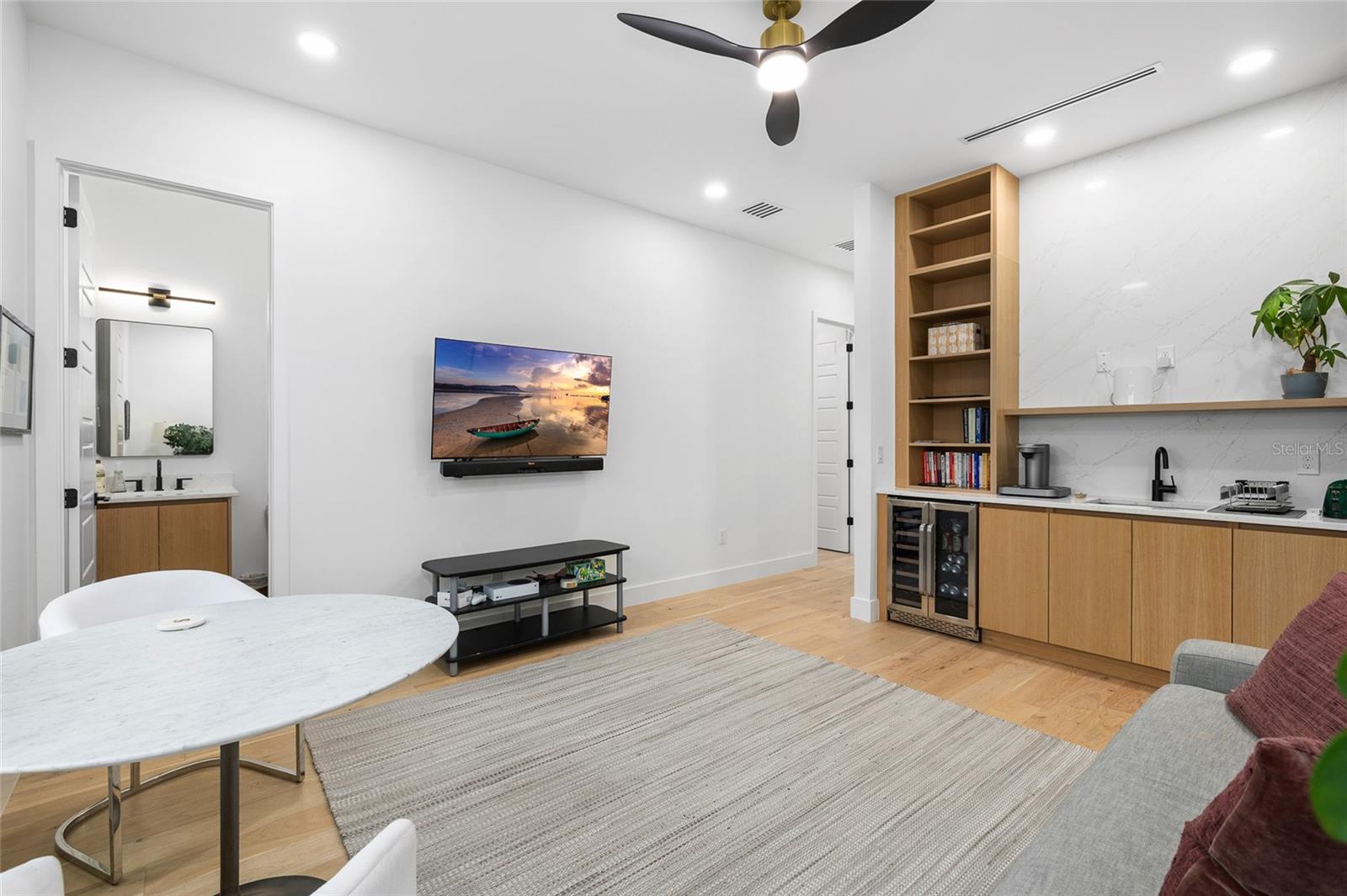 Listing photo id 21 for 910 West Street