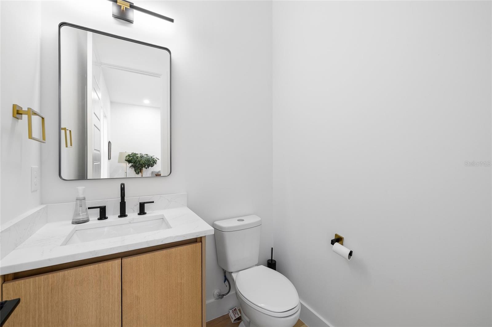 Listing photo id 23 for 910 West Street