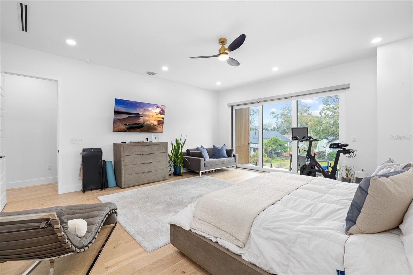 Listing photo id 25 for 910 West Street