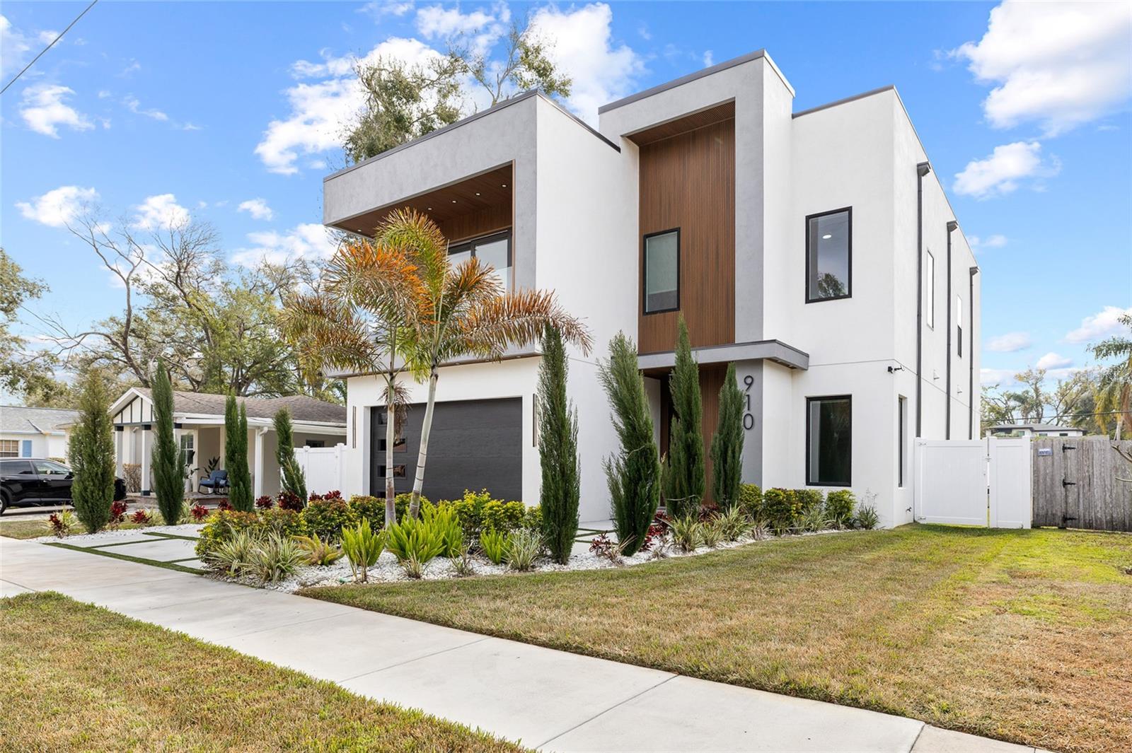 Listing photo id 1 for 910 West Street