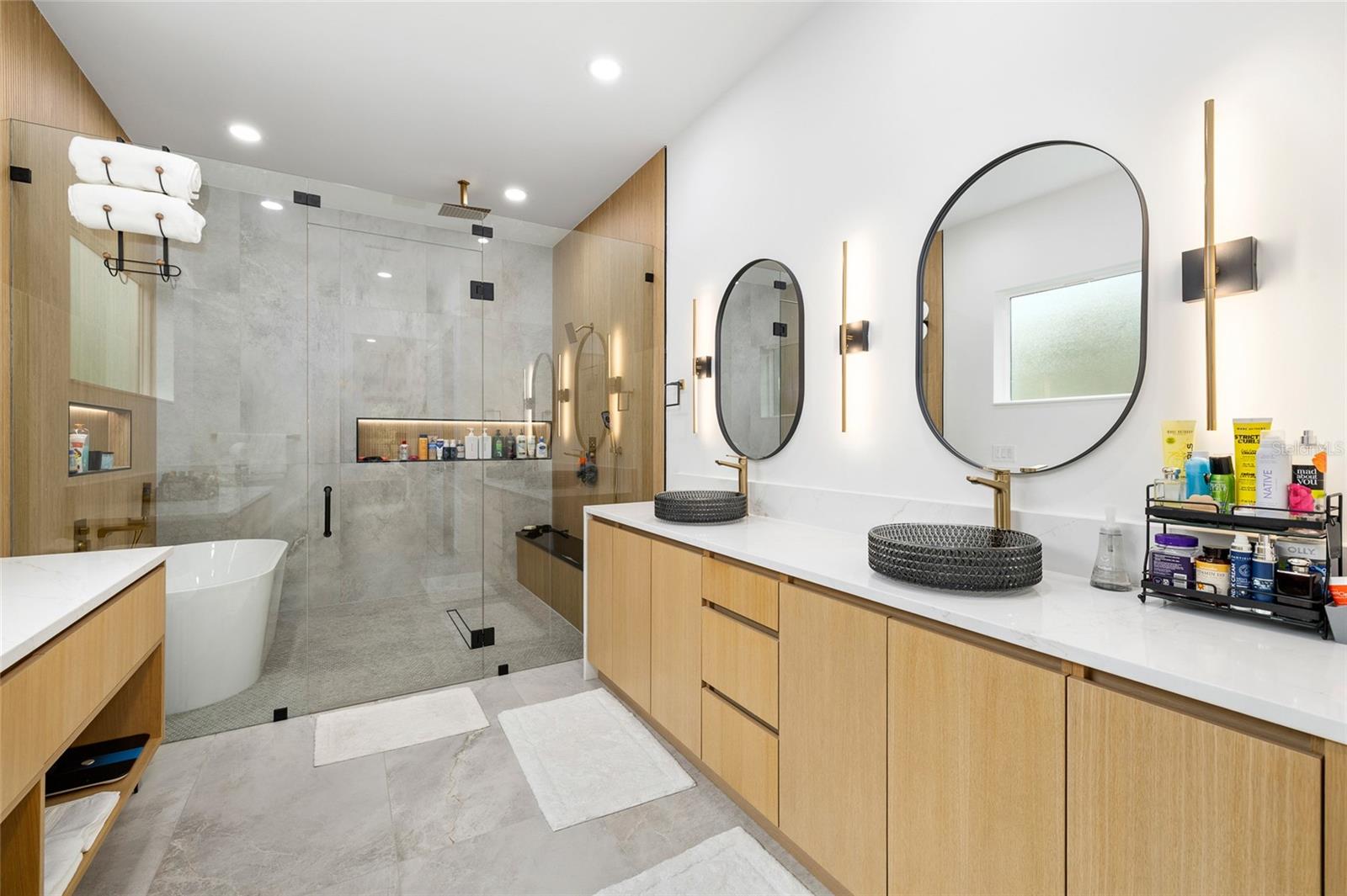 Listing photo id 28 for 910 West Street