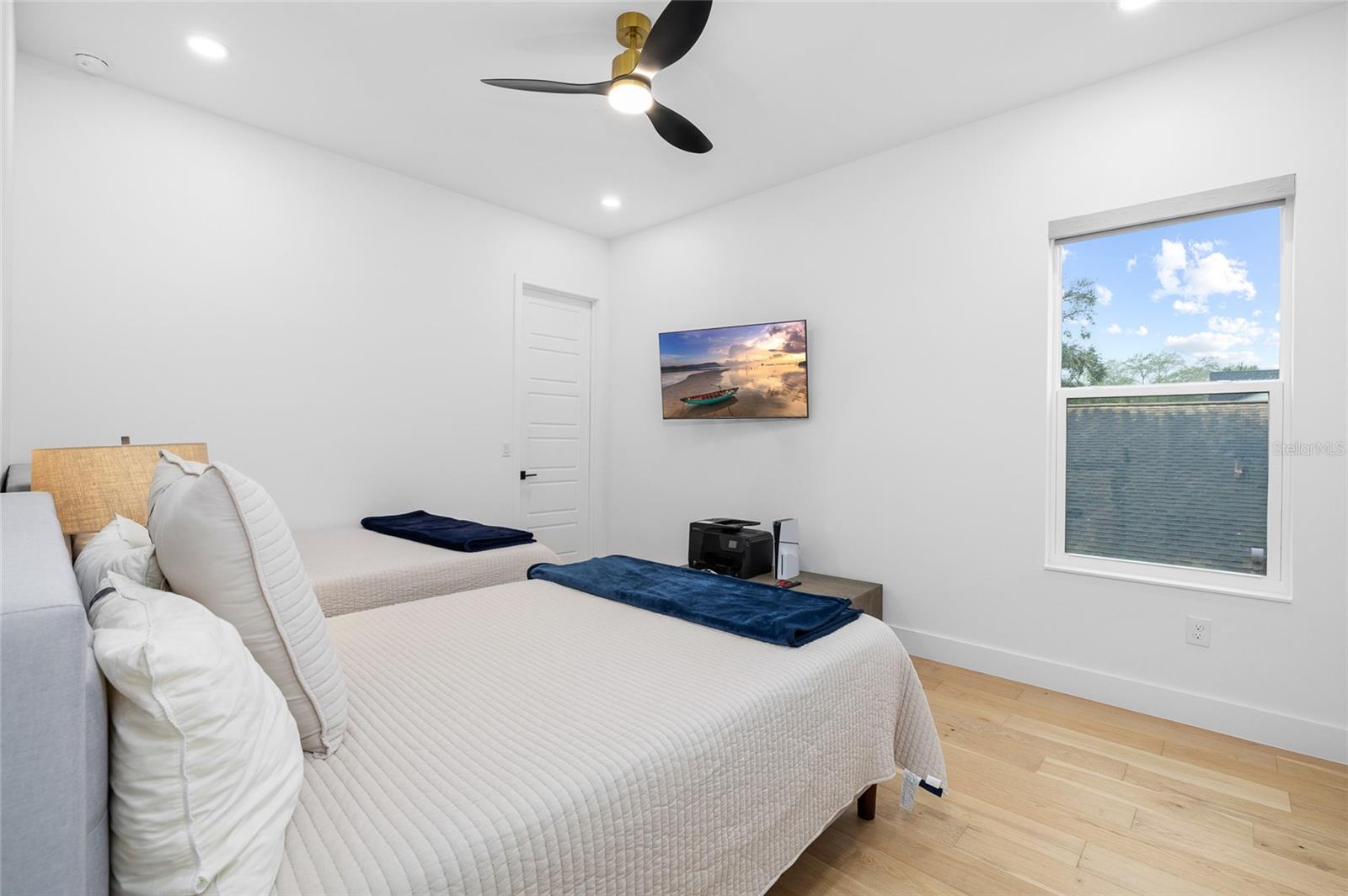 Listing photo id 33 for 910 West Street