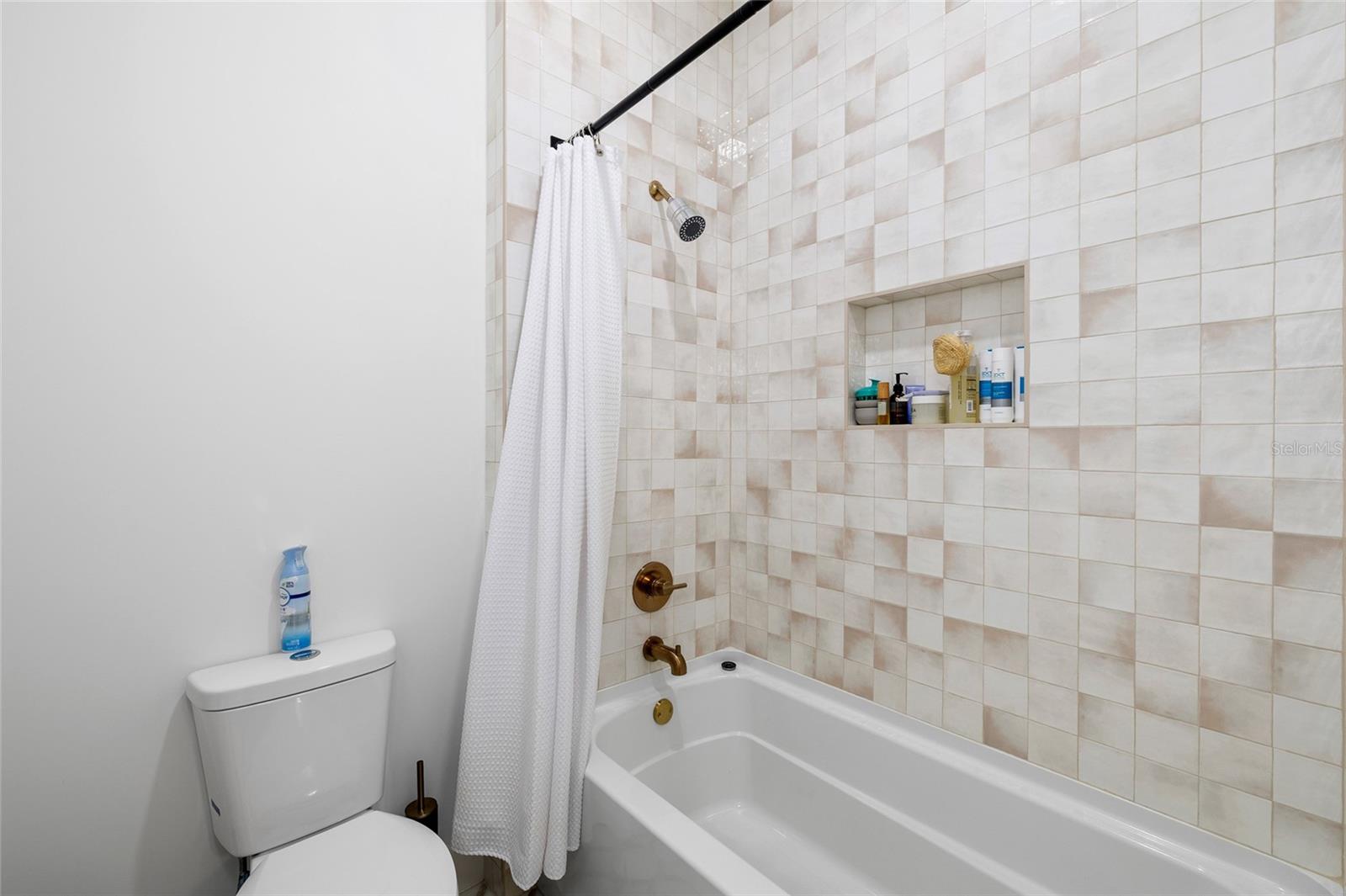 Listing photo id 37 for 910 West Street