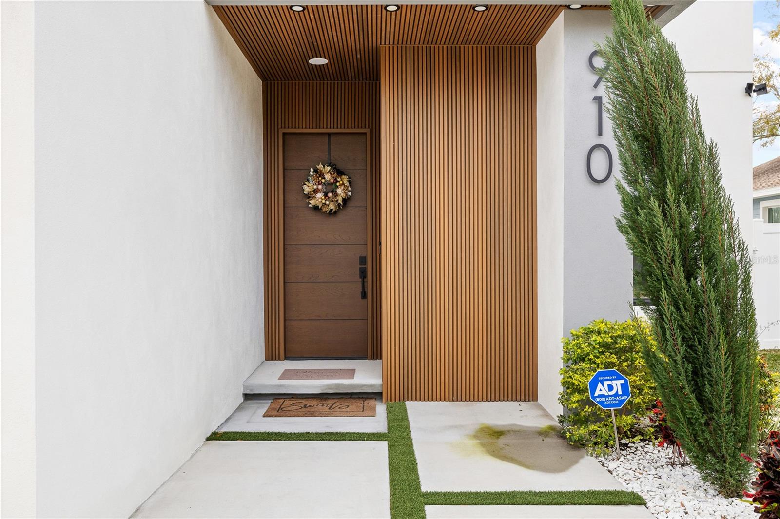 Listing photo id 2 for 910 West Street