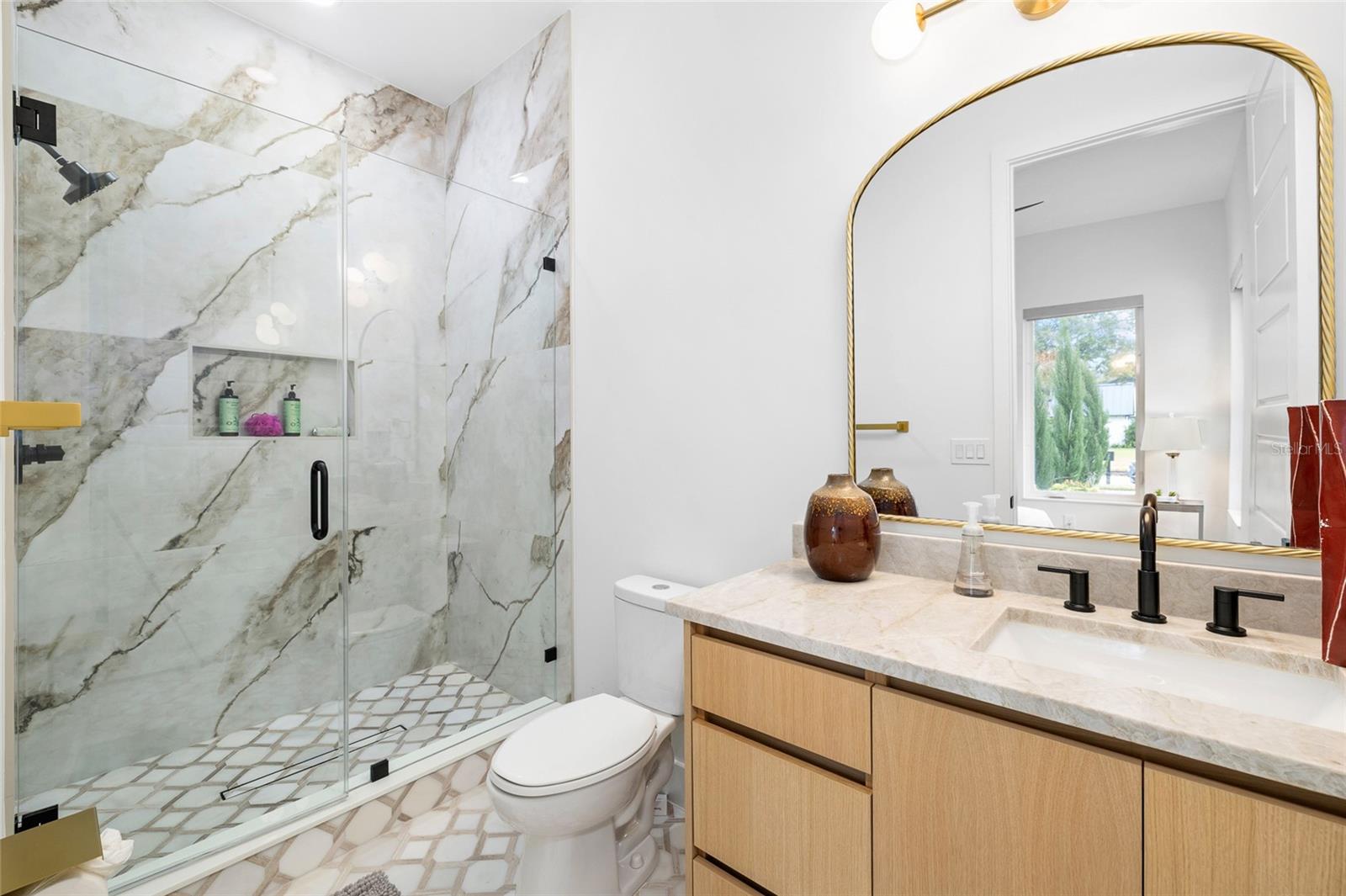 Listing photo id 39 for 910 West Street