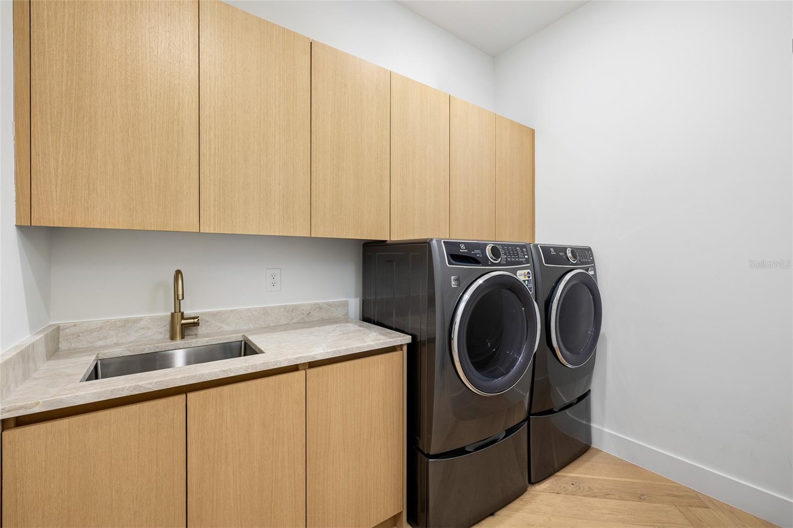 Listing photo id 40 for 910 West Street