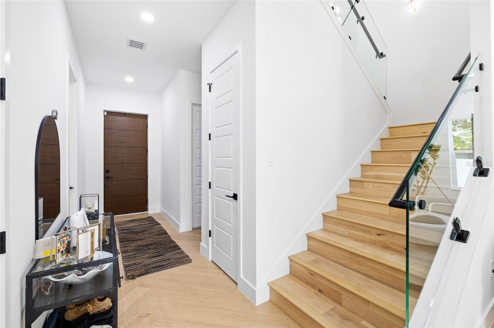 Listing photo id 3 for 910 West Street