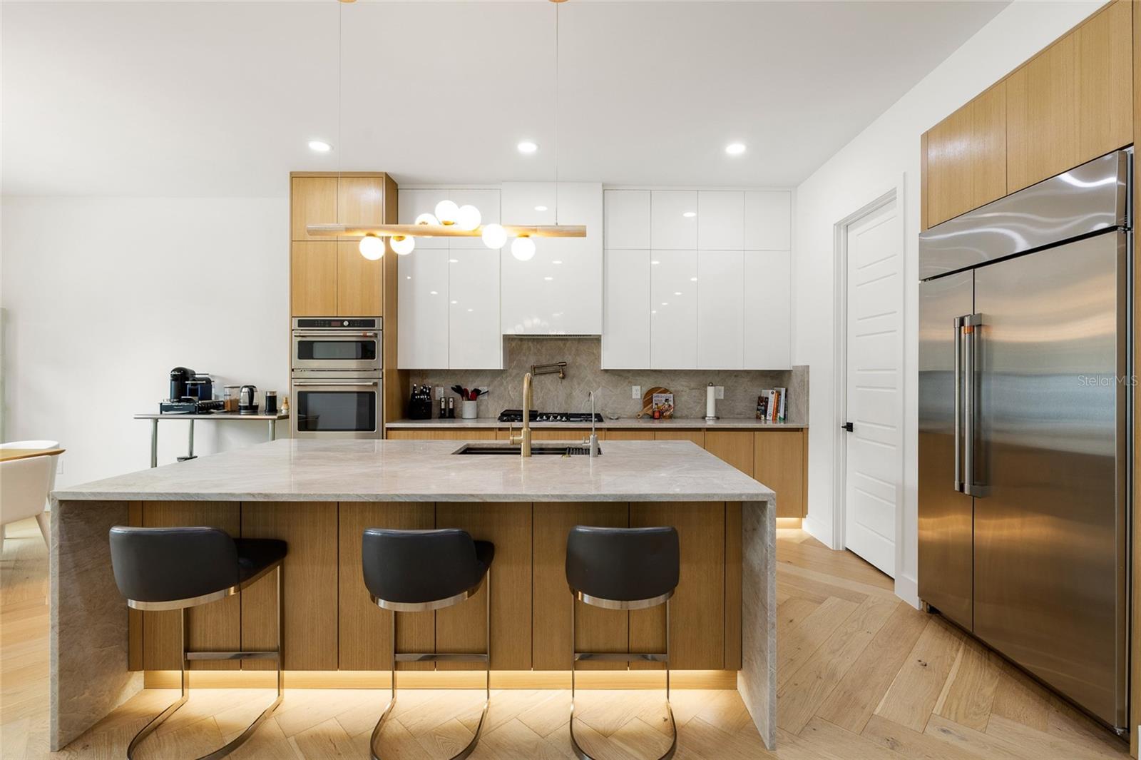 Listing photo id 7 for 910 West Street