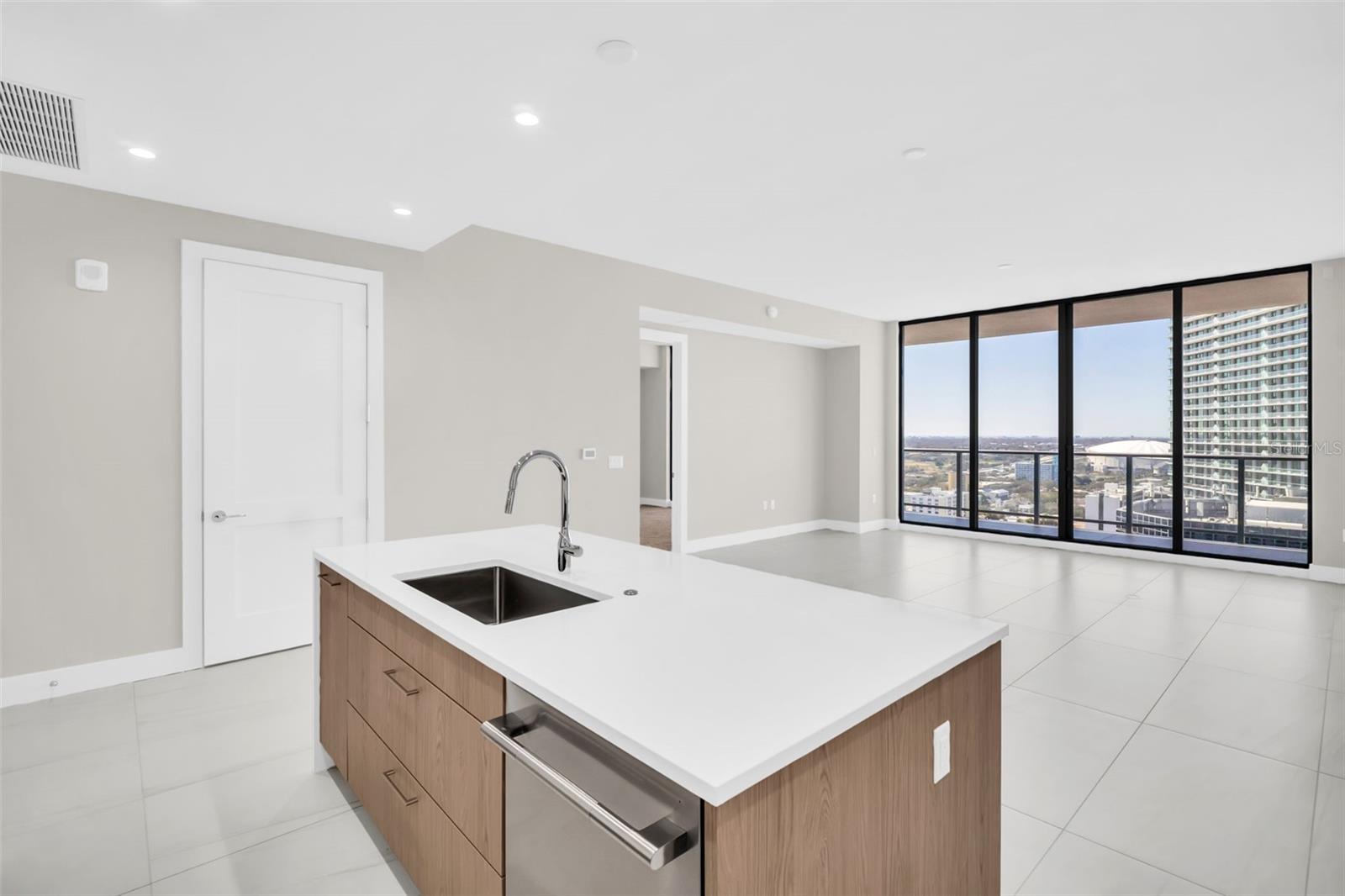 Image 3 of 94 For 275 1st Avenue S 2708