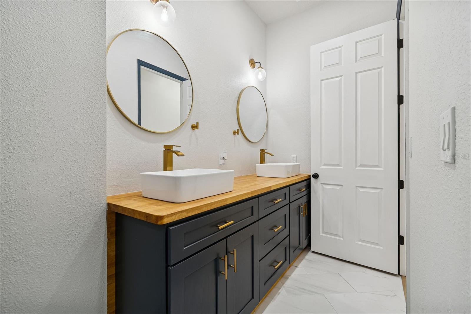 Image 33 of 66 For 18909 Apian Way