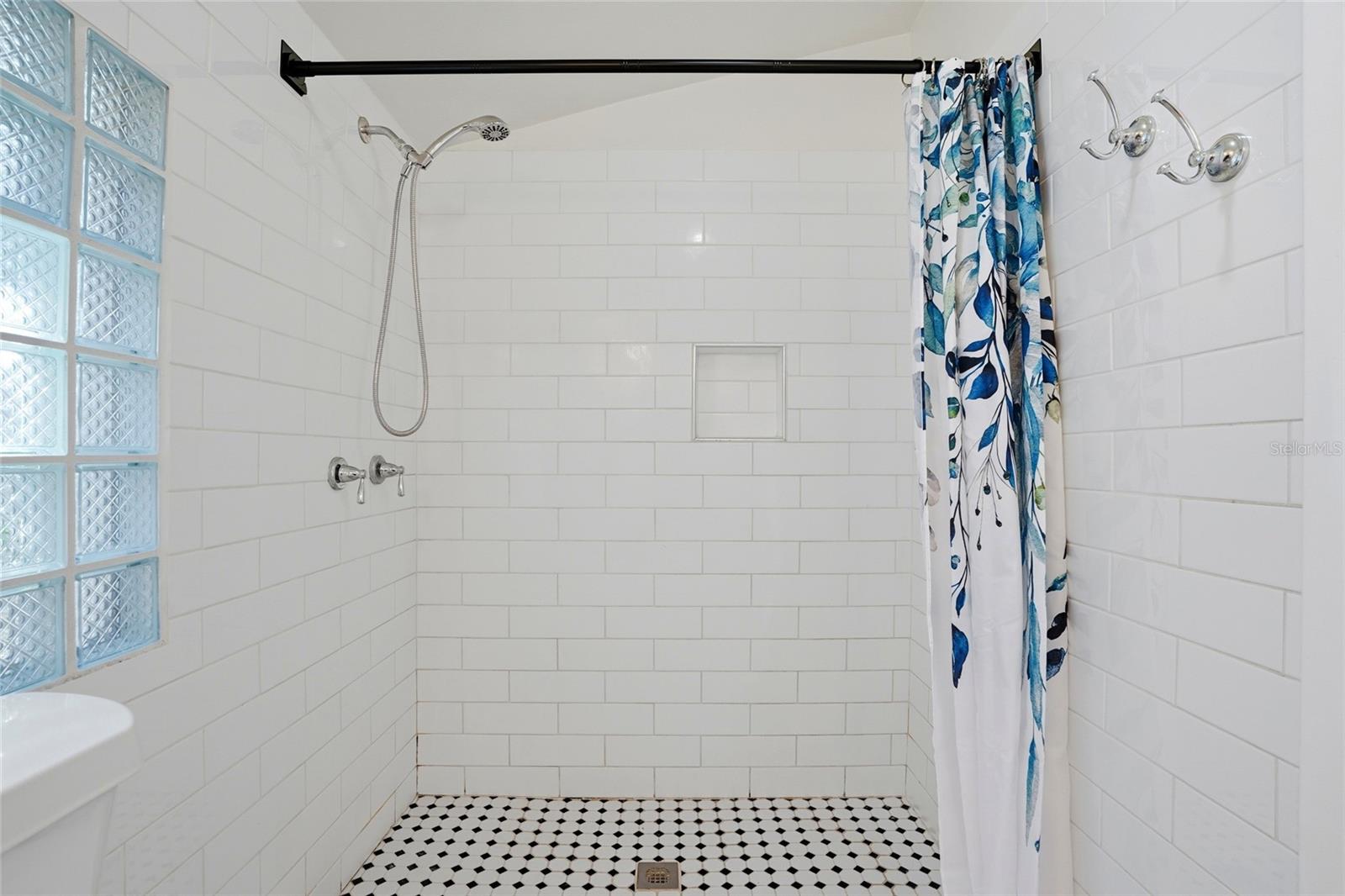 Image 21 of 45 For 725 8th Street N