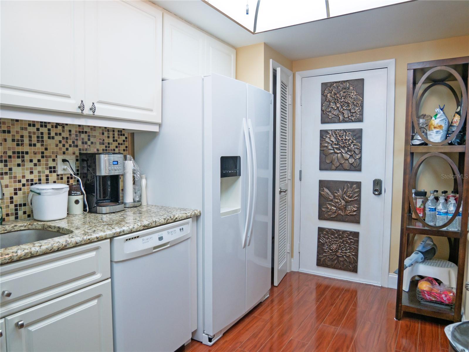 Image 16 of 47 For 100 Pierce Street 1301