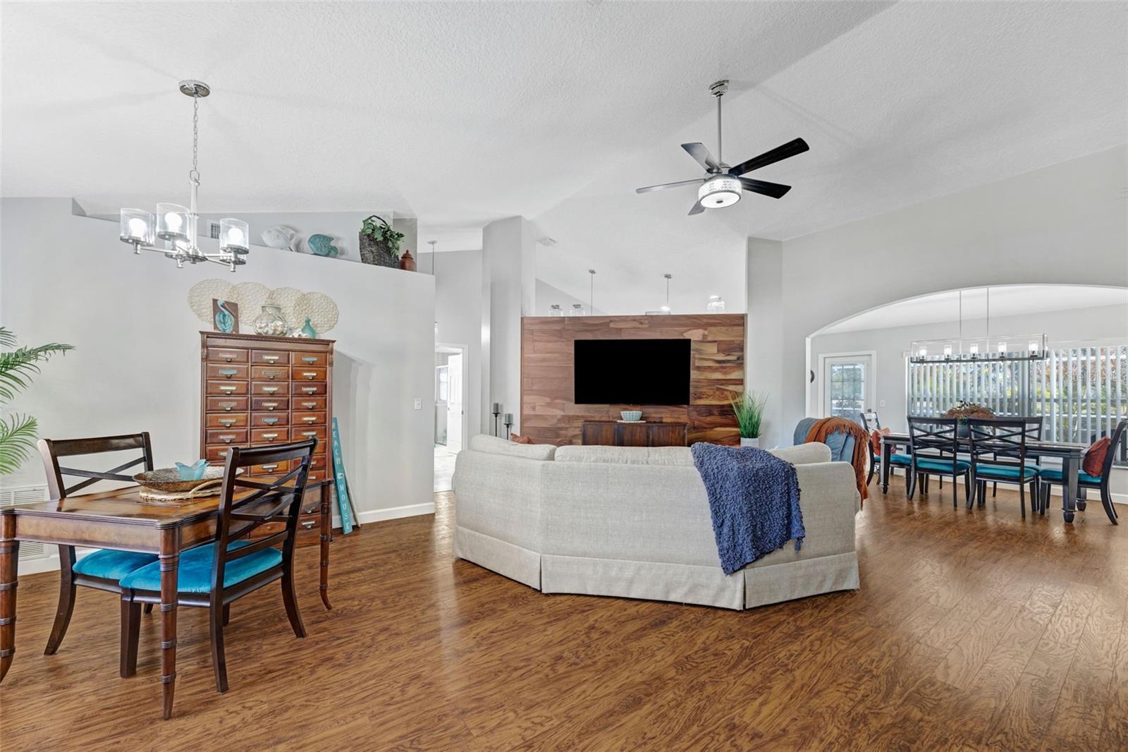 Image 15 of 61 For 724 Winterbrooke Way