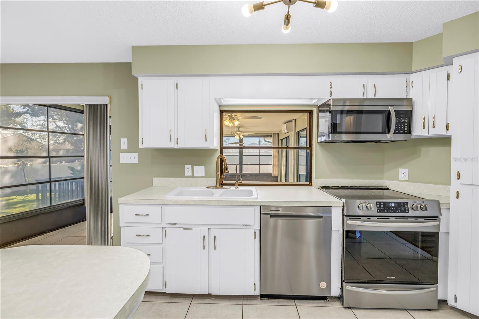 Listing photo id 5 for 289 Monte Cristo Boulevard