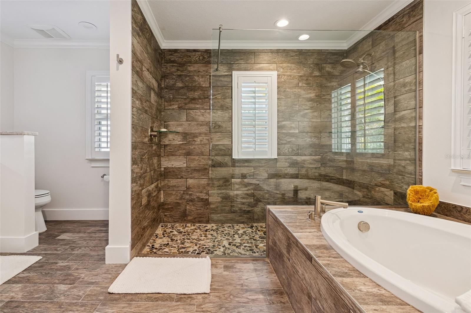 Image 28 of 81 For 865 Shore Drive