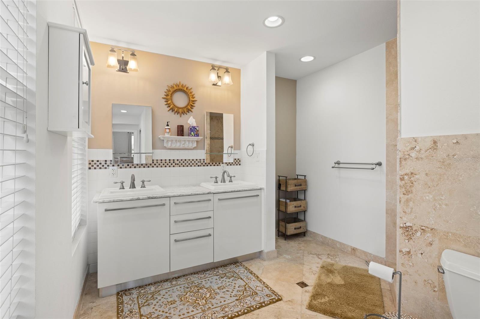 Image 15 of 31 For 205 5th Avenue N 301