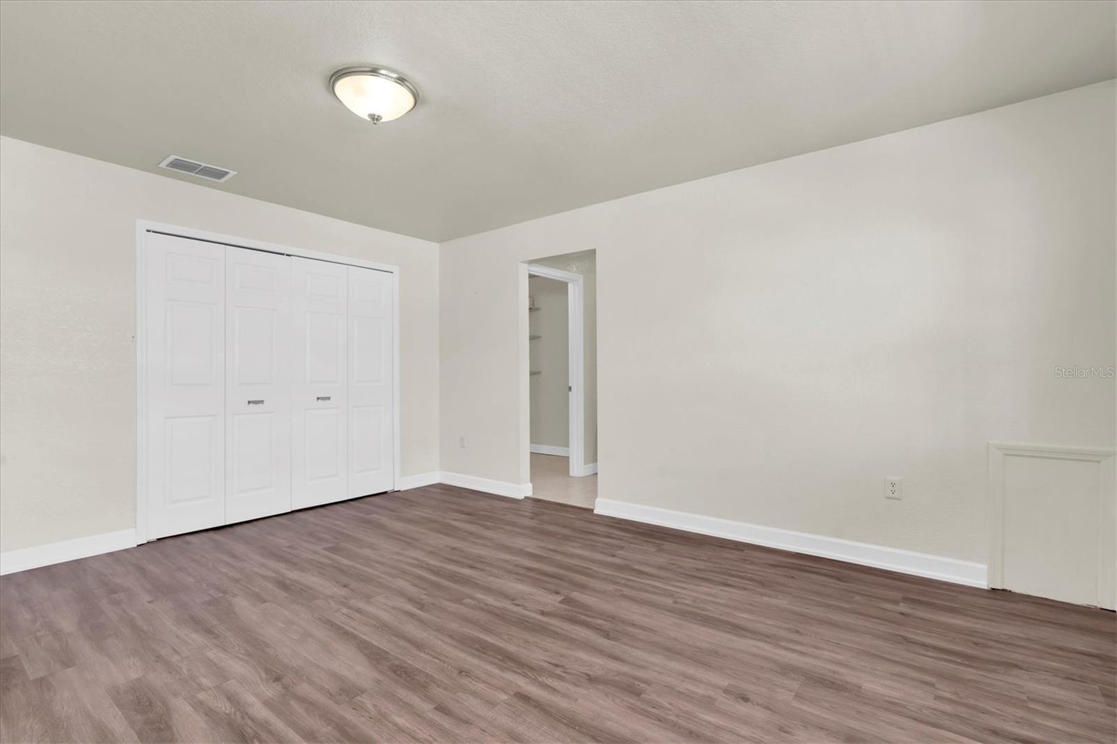 Listing photo id 14 for 701 Poinsettia Road 248