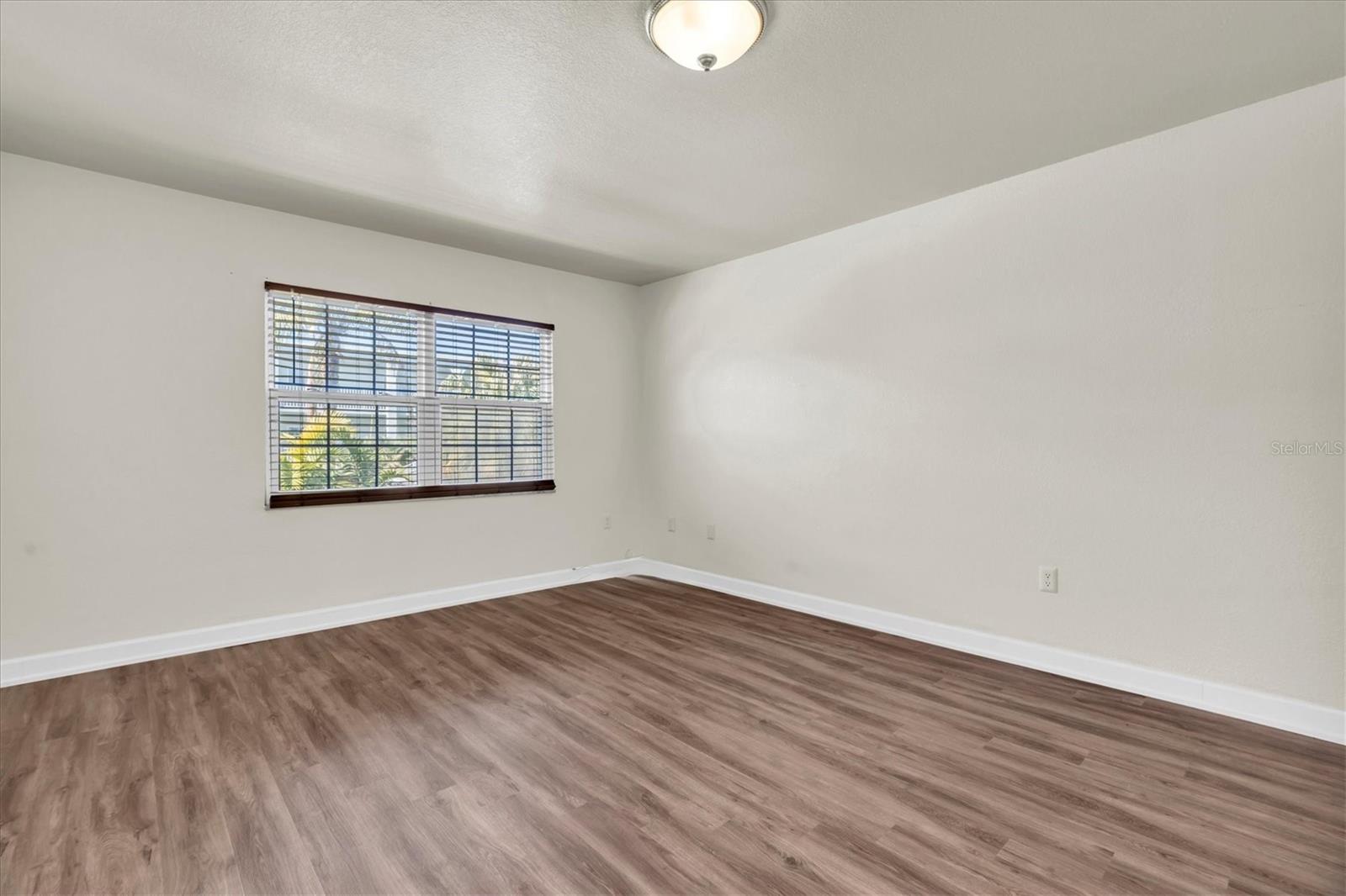 Listing photo id 16 for 701 Poinsettia Road 248