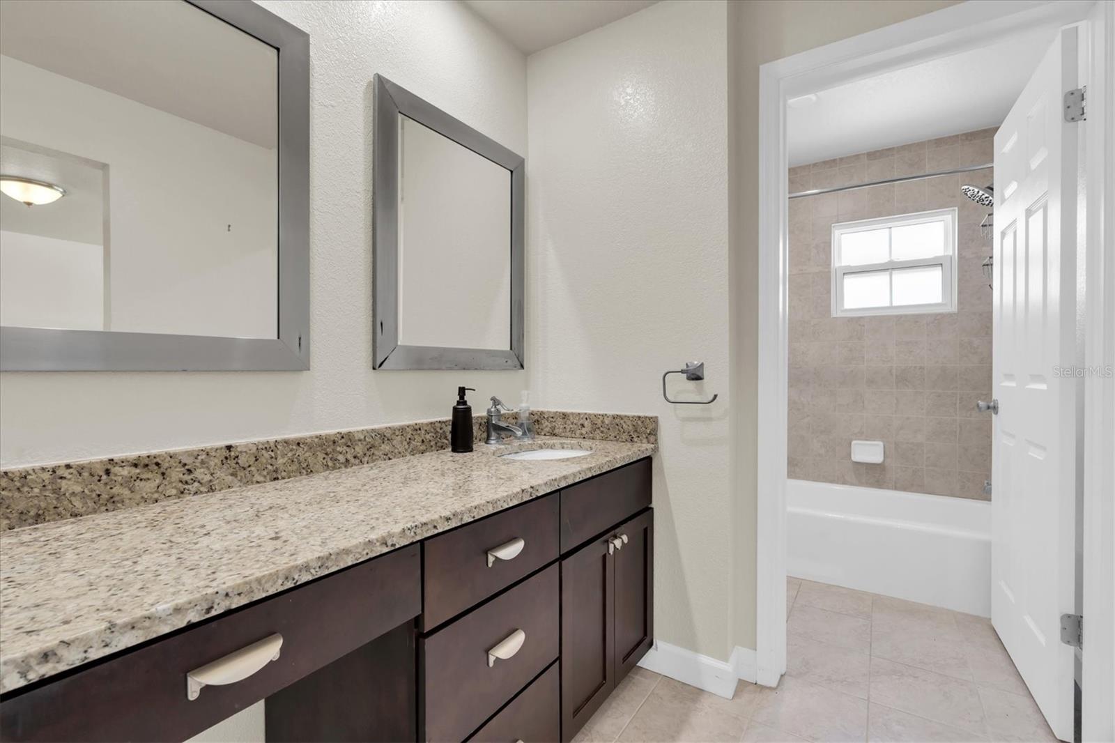 Listing photo id 18 for 701 Poinsettia Road 248