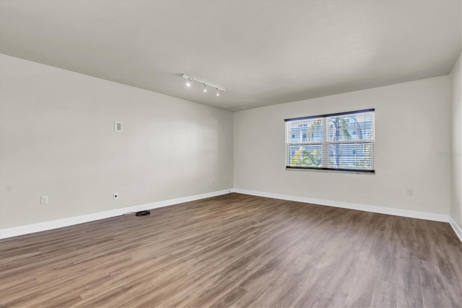 Listing photo id 4 for 701 Poinsettia Road 248