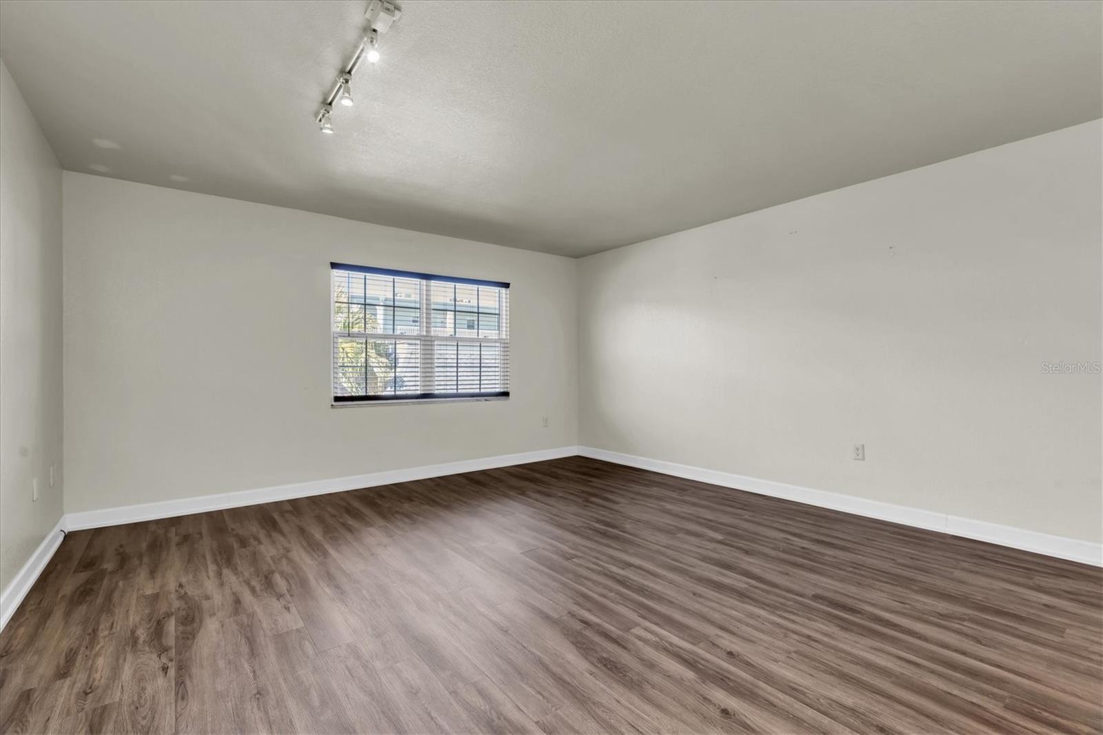 Listing photo id 5 for 701 Poinsettia Road 248