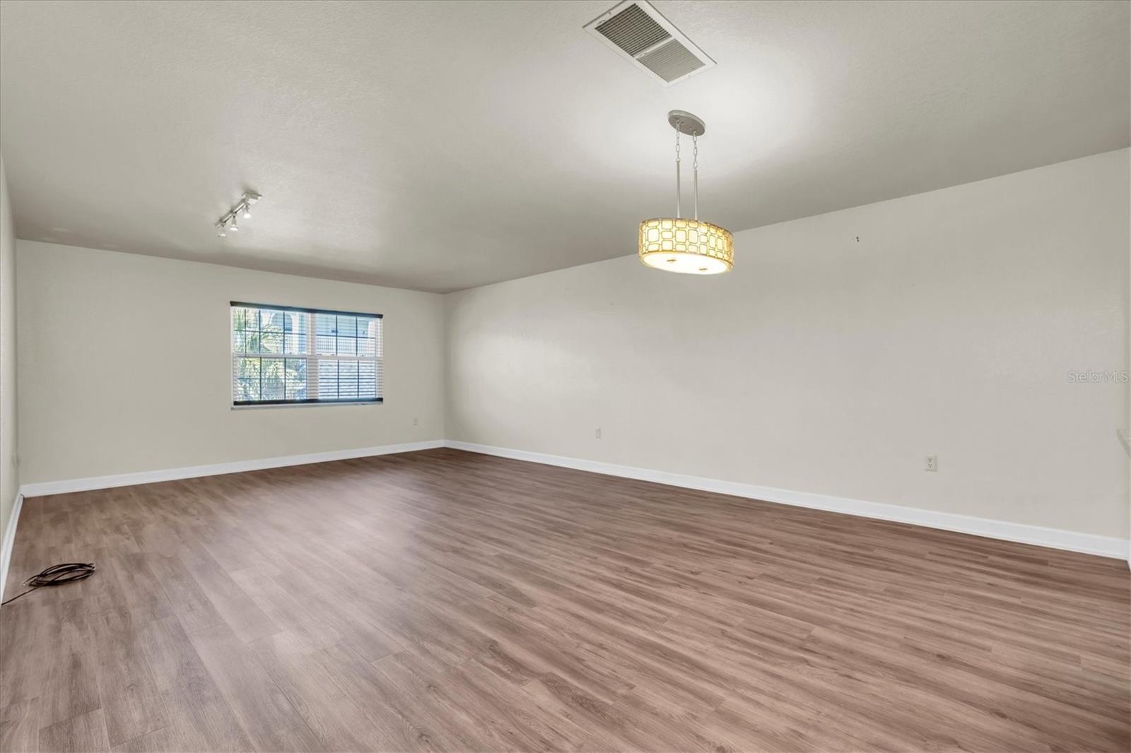 Listing photo id 7 for 701 Poinsettia Road 248