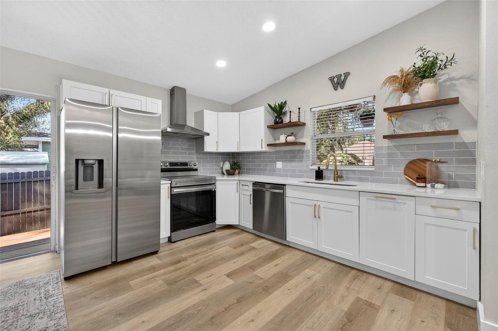 Image 13 of 27 For 1909 Henry Avenue